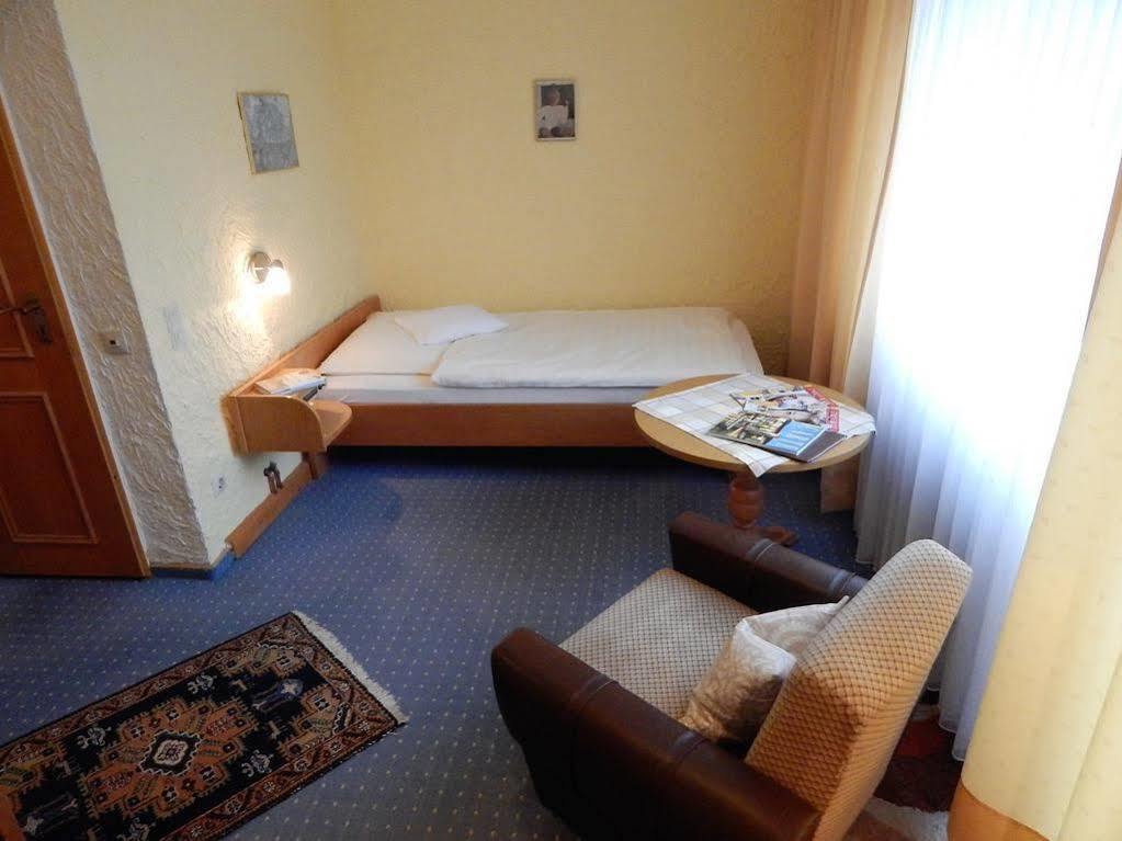 Land-Gut-Hotel Zum Alten Forsthaus - Aufladestation Fuer Elektroautos Hürtgenwald Exterior foto